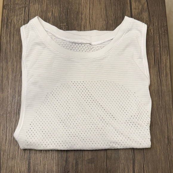 Lululemon athletica muscle tank Women's Top Sz 2 - Picture 3 of 9